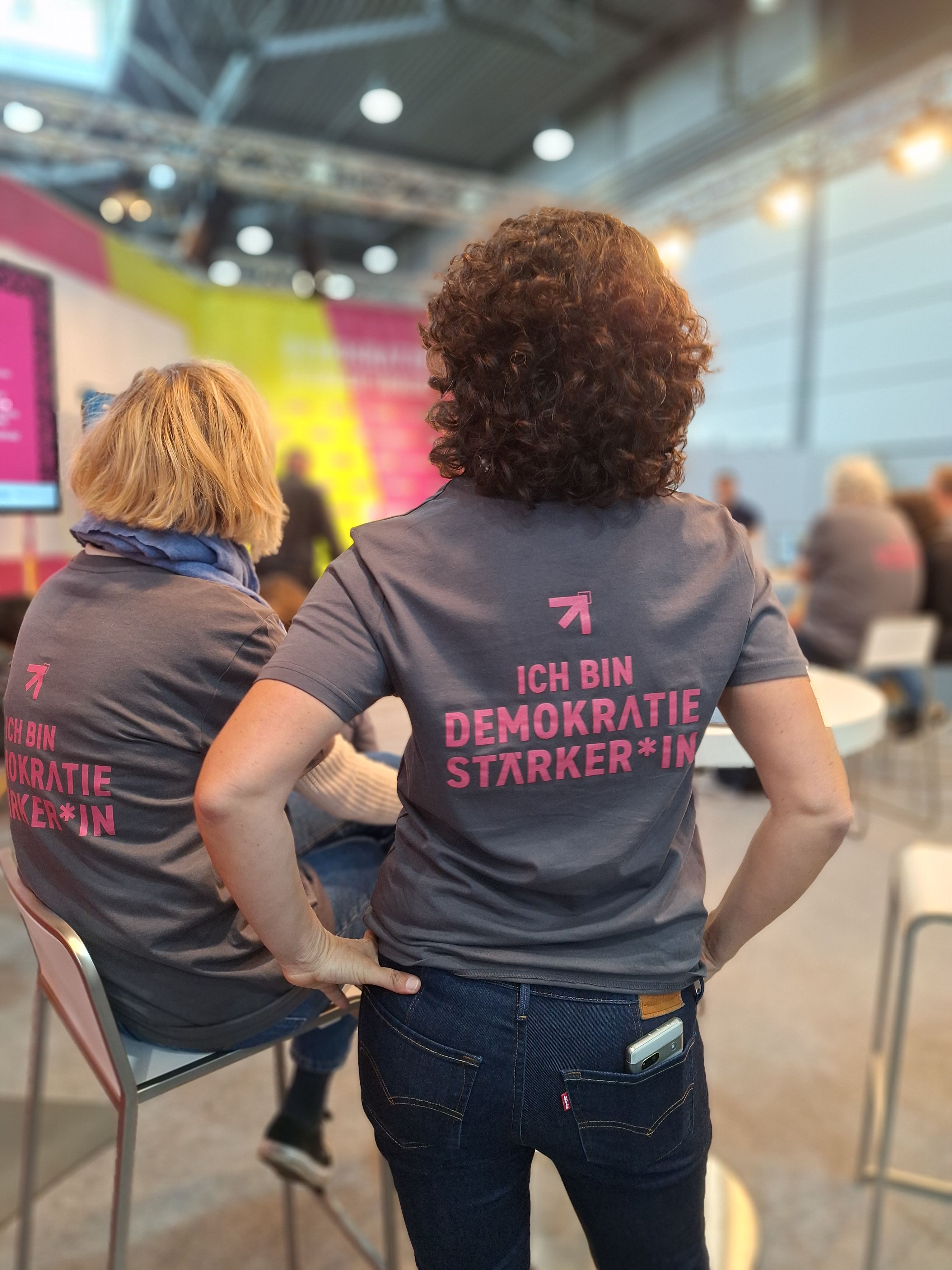 Frau trägt T-Shirt "Ich bin Demokratiestärker*in"